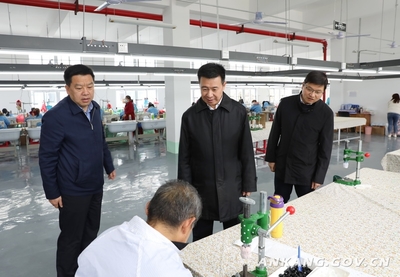 郭青到漢濱區茨溝鎮暗訪調研 鞏固拓展脫貧攻堅成果同鄉村振興有效銜接，助力玩具銷售產業升級