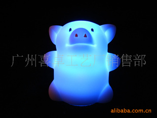 點亮童趣 探索發(fā)光玩具的魅力——聚焦發(fā)光搪膠PVC注塑公仔產(chǎn)品